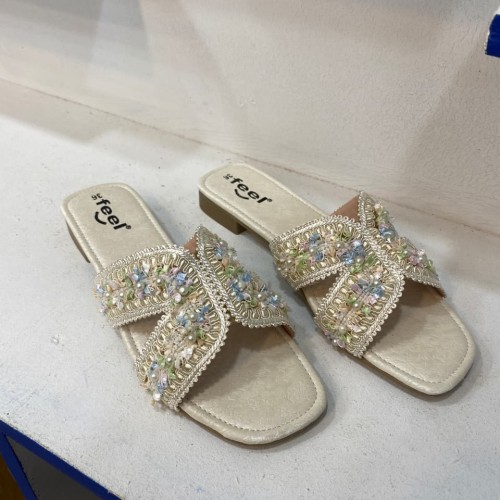 Ladies Flat Sandal Off-white